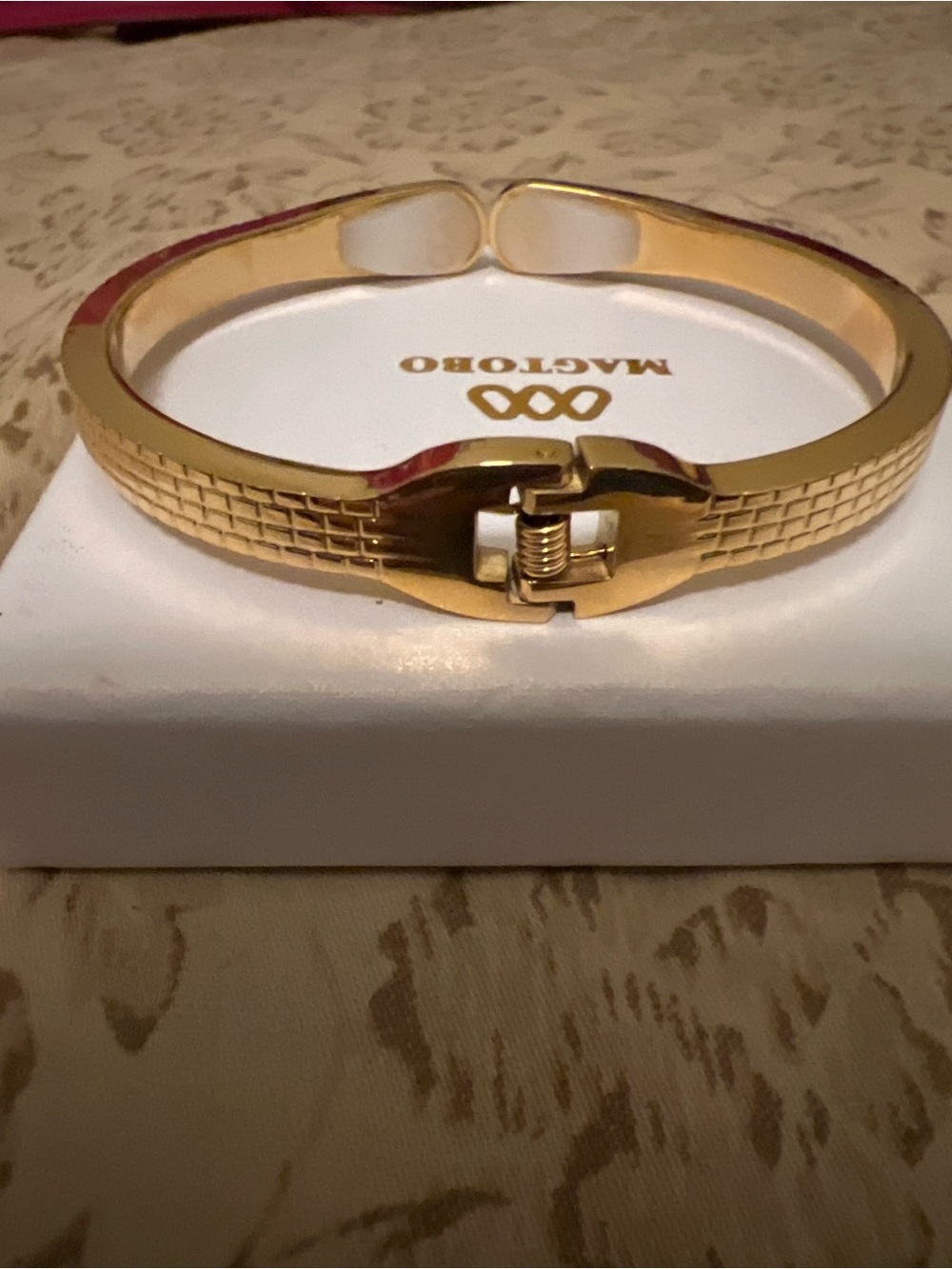 MAGTOBO Gold Tone Magnetic Bag Holder Bracelet | Clover Luxe Accessory ~ NWOT - Picture 3 of 4